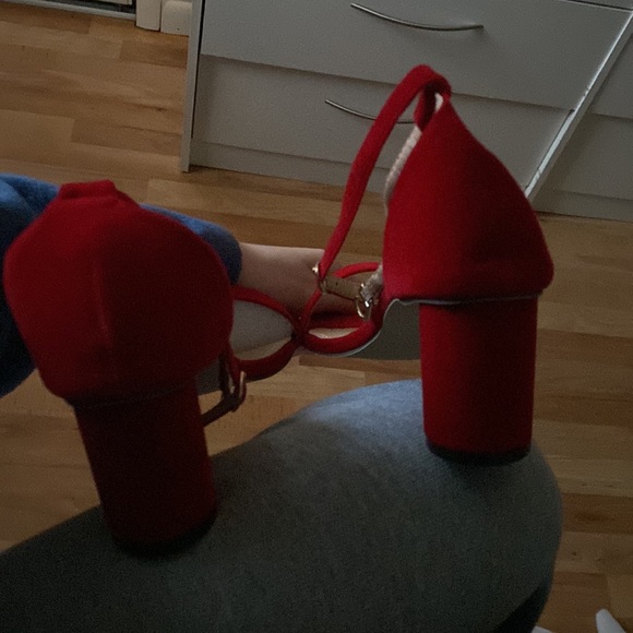 red velvet kitten heels never worn comes in original box - Picture 3 of 3